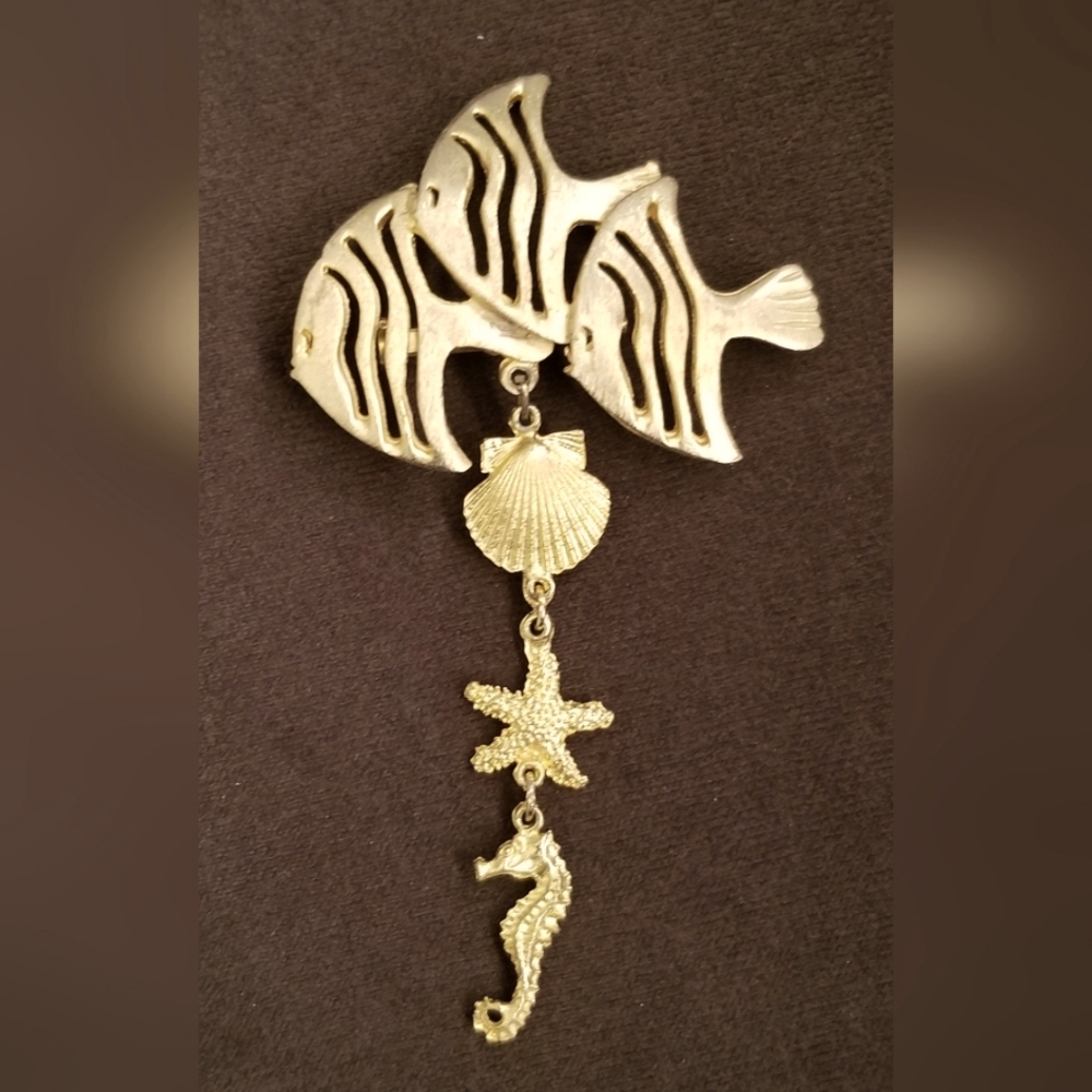 VINTAGE ULTRA CRAFT GOLDTONE FISH & SEA LIFE DANGLES PIN/BROOCH - UNIQUE / RARE